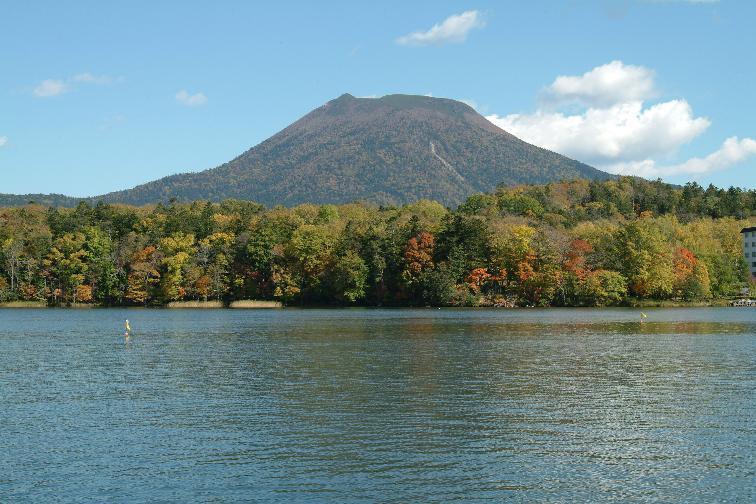 阿寒湖畔で雄阿寒岳を望む.jpg